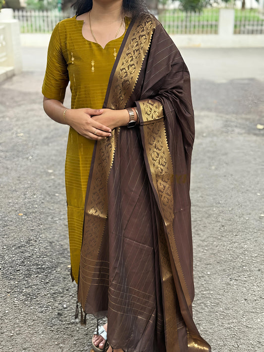 Kundhavi Raw Silk Kurti With Silk Shawl With Zari Border